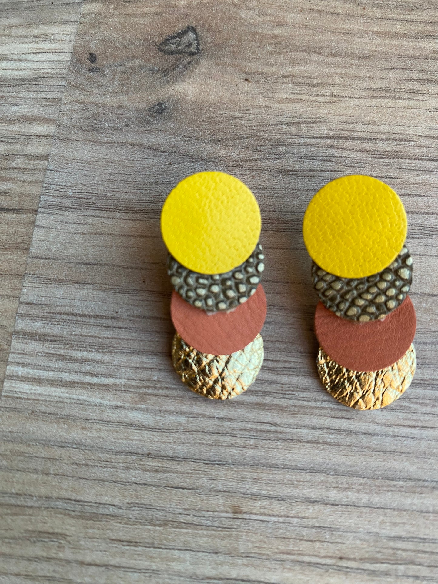 Puces quadruples ronds en cuir fait main