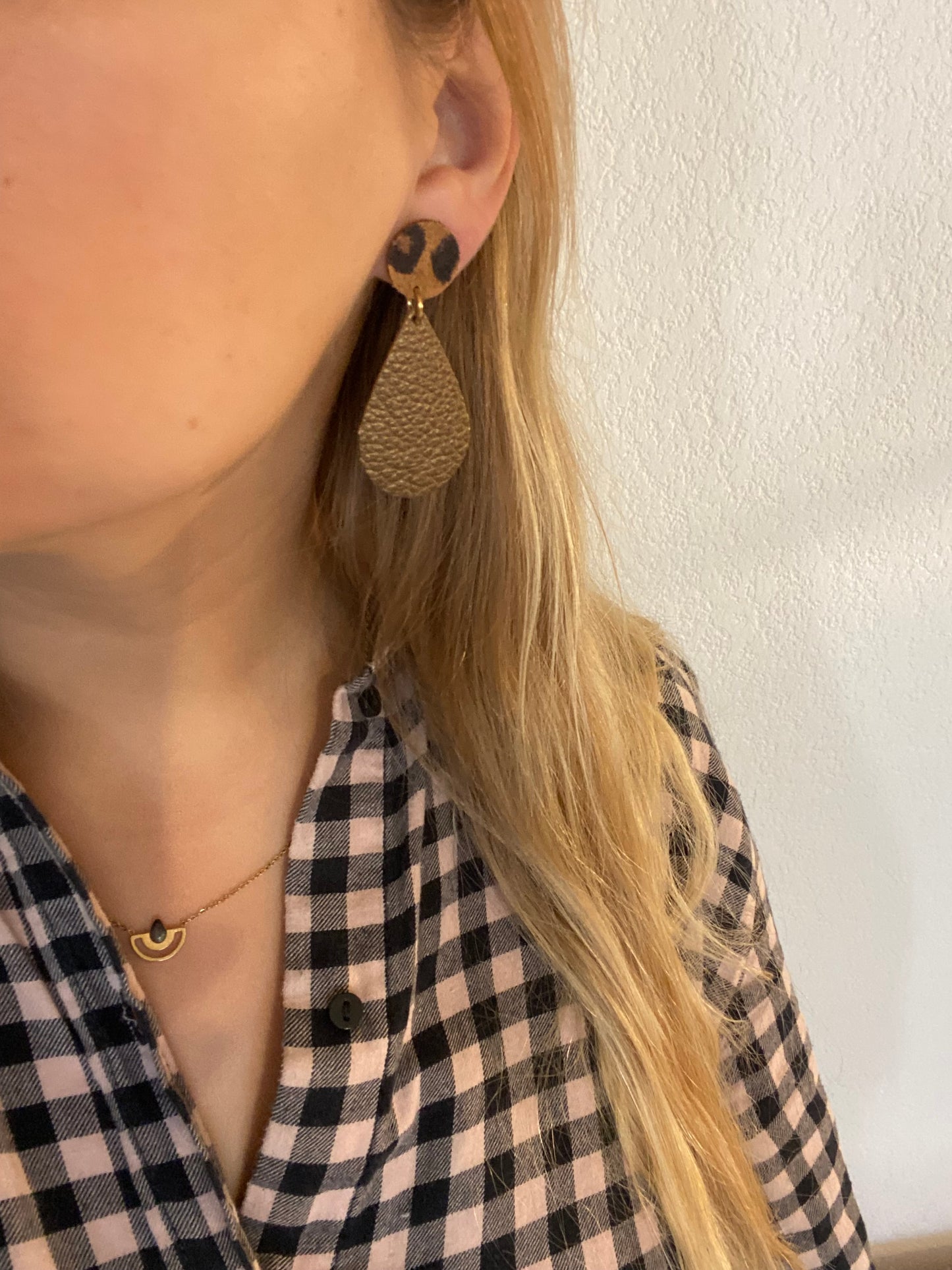 Boucles d’oreilles goutte léopard & doré – cuir recyclé